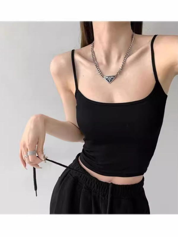 Camisole top s tankim naramenicama, uski kroj, ultra kratka duljina, jednobojni dizajn, ugrađena podstava za grudi, pamuk 90–95% uz elastan <30%