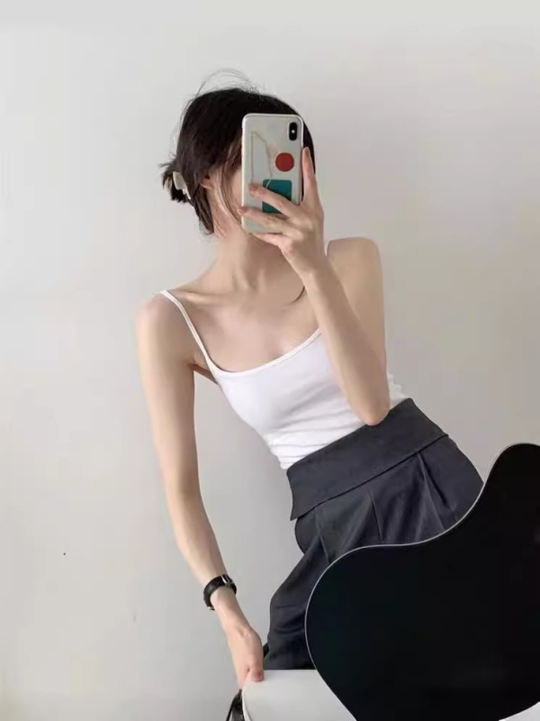 Camisole top s tankim naramenicama, uski kroj, ultra kratka duljina, jednobojni dizajn, ugrađena podstava za grudi, pamuk 90–95% uz elastan <30%