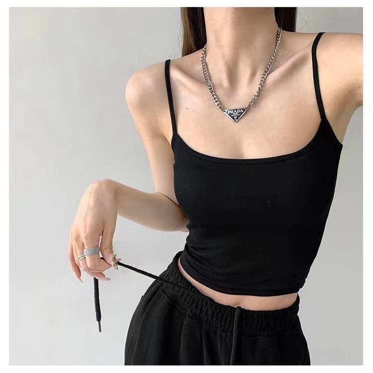 Camisole top s tankim naramenicama, uski kroj, ultra kratka duljina, jednobojni dizajn, ugrađena podstava za grudi, pamuk 90–95% uz elastan <30%