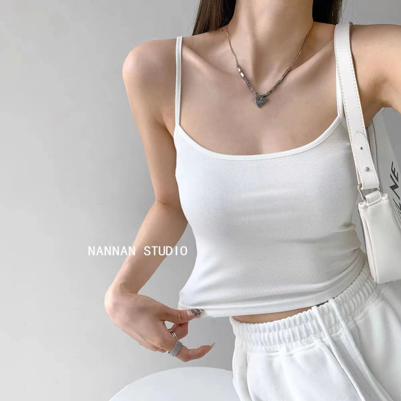 Camisole top s tankim naramenicama, uski kroj, ultra kratka duljina, jednobojni dizajn, ugrađena podstava za grudi, pamuk 90–95% uz elastan <30%