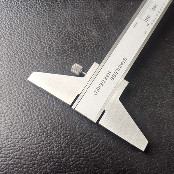 Skaitmeninis kaliperis gylio matavimui su matavimo baze