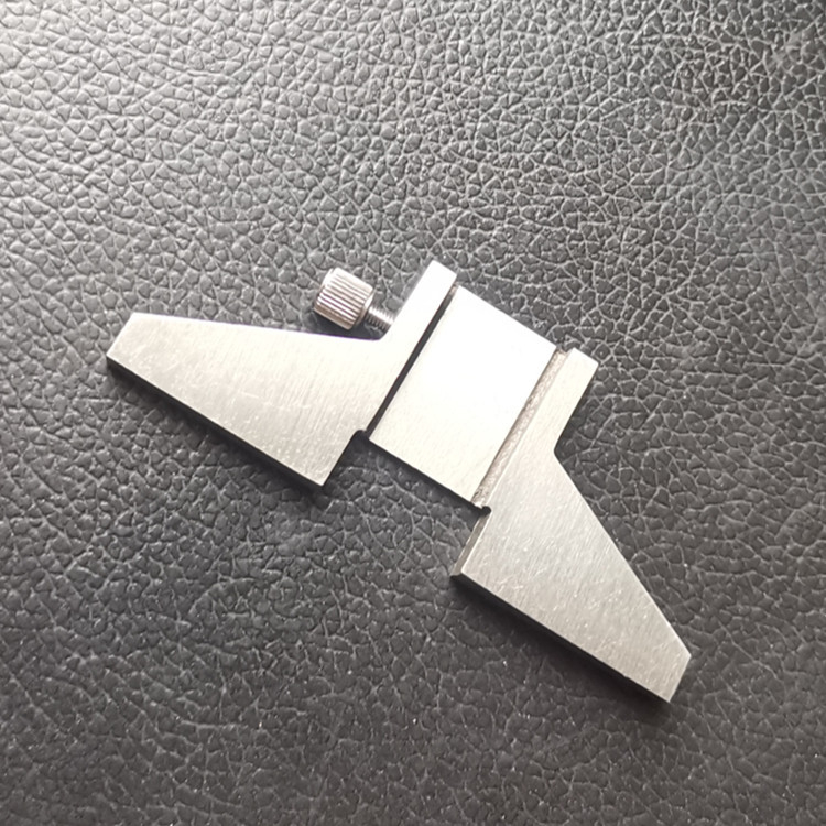 Skaitmeninis kaliperis gylio matavimui su matavimo baze