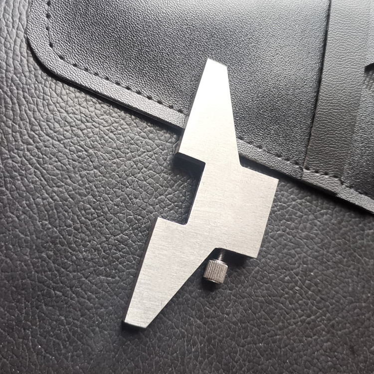 Skaitmeninis kaliperis gylio matavimui su matavimo baze