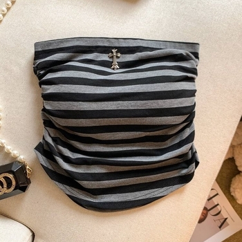 Csőtop váll nélküli, karcsú szabás, rövid fazon, poliészter anyag (90–95% poliészter)