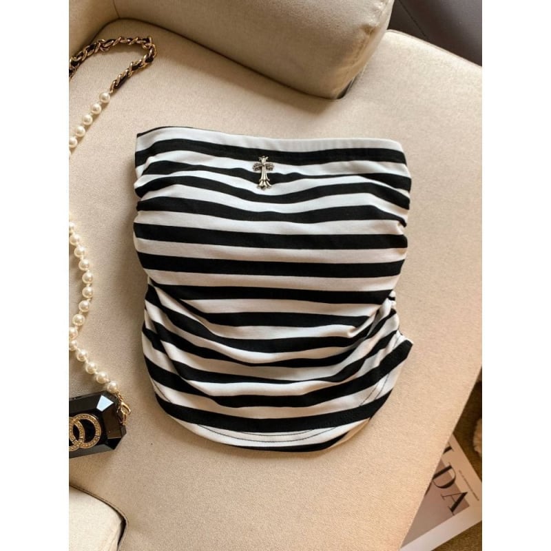 Csőtop váll nélküli, karcsú szabás, rövid fazon, poliészter anyag (90–95% poliészter)