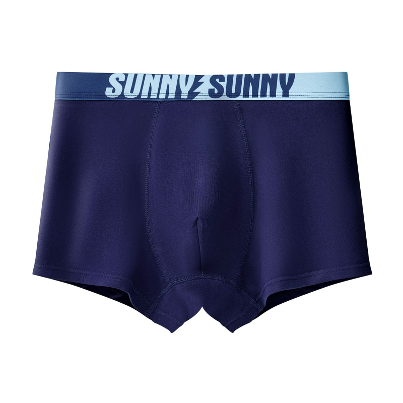 Boxeri bărbați din bumbac, talie medie, țesătură respirabilă, conținut de bumbac 90–95%, număr de fire 40, căptușeală în zona inghinală din fibră de celuloză regenerată.