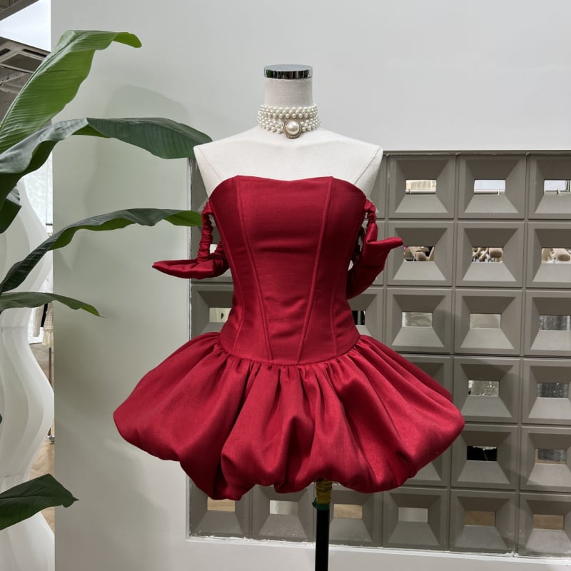 Dviejų dalių poliesterio komplektas: vamzdinis viršus ir trumpa A linijos sijonas