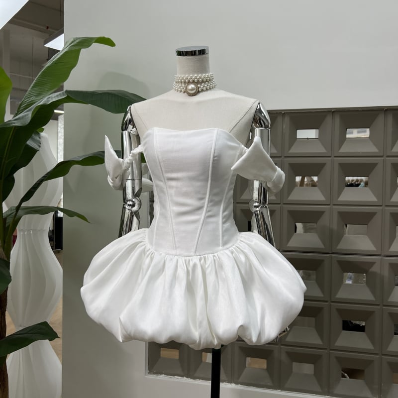 Dviejų dalių poliesterio komplektas: vamzdinis viršus ir trumpa A linijos sijonas