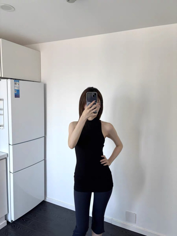 Top tricotat fără mâneci, fără bretele, cu siluetă umeri pătrați, croială la talie