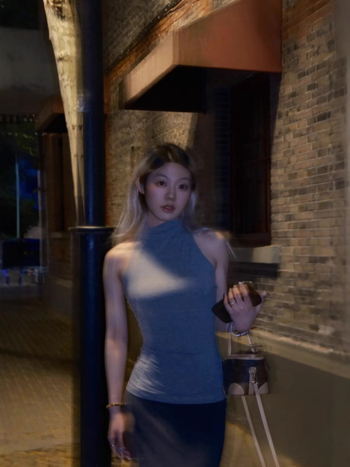 Top tricotat fără mâneci, fără bretele, cu siluetă umeri pătrați, croială la talie