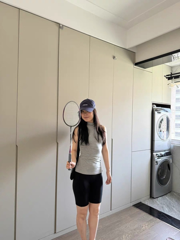 Top tricotat fără mâneci, fără bretele, cu siluetă umeri pătrați, croială la talie