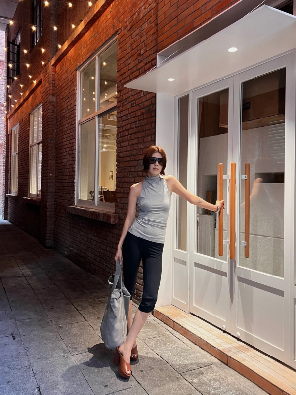 Top tricotat fără mâneci, fără bretele, cu siluetă umeri pătrați, croială la talie