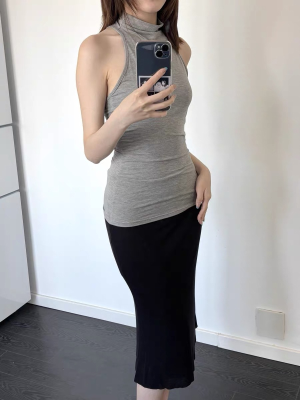 Top tricotat fără mâneci, fără bretele, cu siluetă umeri pătrați, croială la talie