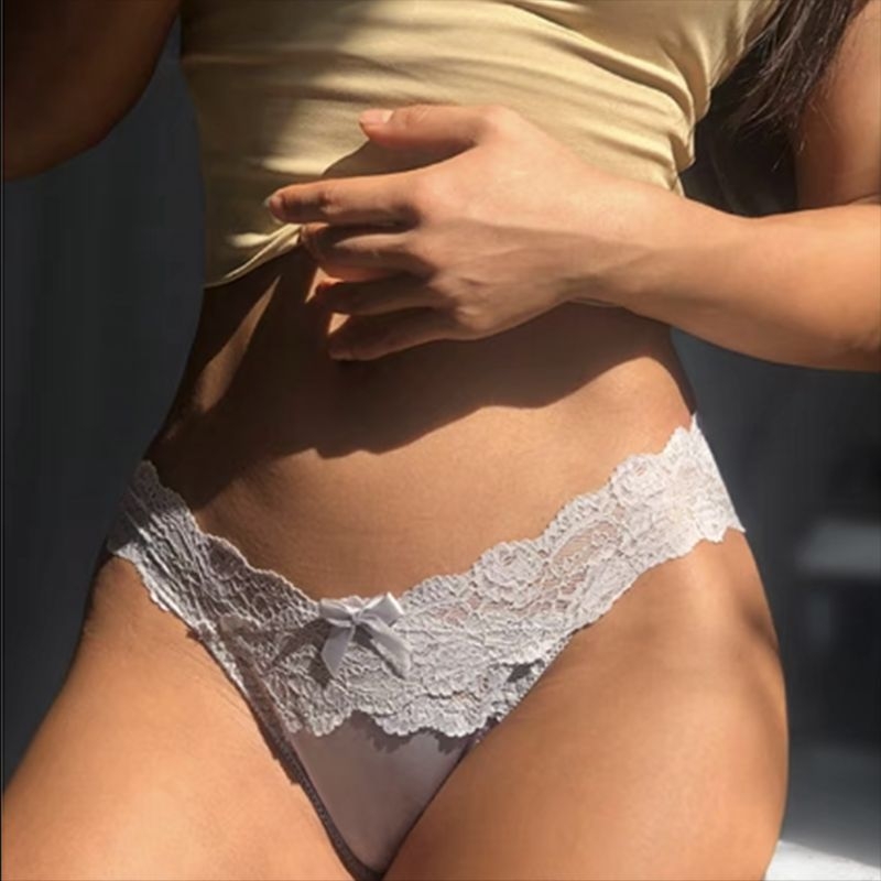 Ženske gaćice od Ice Silk saten s čipkastim prozirnim uzorkom, niski struk, glavna tkanina 90–95% najlon, pamučna podstava