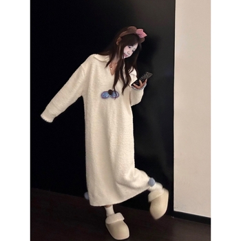 Ženska noćna haljina s mačjim uzorkom i pol velvet materijalom, dugi rukavi, V-izrez, 100% poliester, srednja dužina