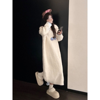 Ženska noćna haljina s mačjim uzorkom i pol velvet materijalom, dugi rukavi, V-izrez, 100% poliester, srednja dužina