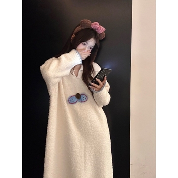 Ženska noćna haljina s mačjim uzorkom i pol velvet materijalom, dugi rukavi, V-izrez, 100% poliester, srednja dužina