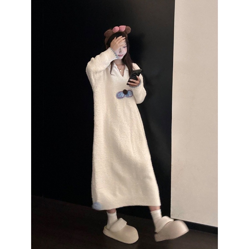 Ženska noćna haljina s mačjim uzorkom i pol velvet materijalom, dugi rukavi, V-izrez, 100% poliester, srednja dužina