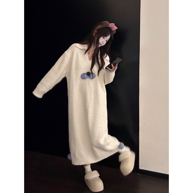 Ženska noćna haljina s mačjim uzorkom i pol velvet materijalom, dugi rukavi, V-izrez, 100% poliester, srednja dužina