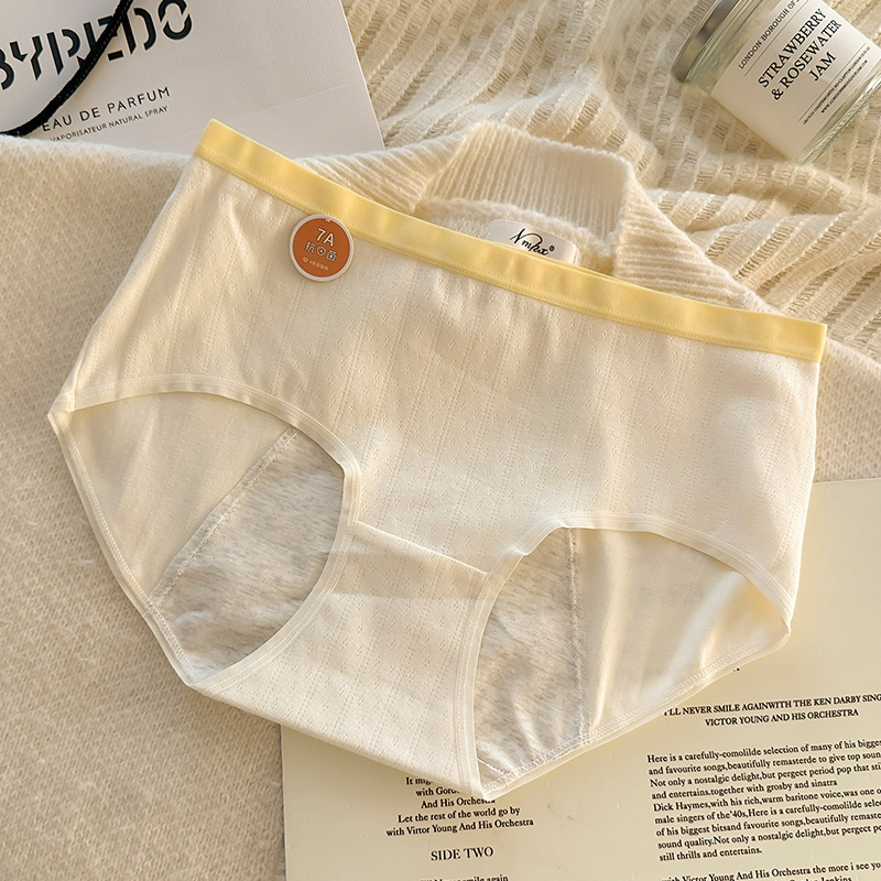 Ženske pamučne menstrualne gaćice sa srednjim porastom, jednobojne, vanjski materijal 95,7% pamuk, podstava u području prepona 100% pamuk, pleteni materijal.