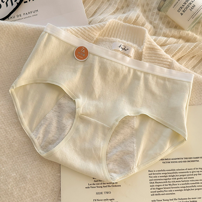 Ženske pamučne menstrualne gaćice sa srednjim porastom, jednobojne, vanjski materijal 95,7% pamuk, podstava u području prepona 100% pamuk, pleteni materijal.