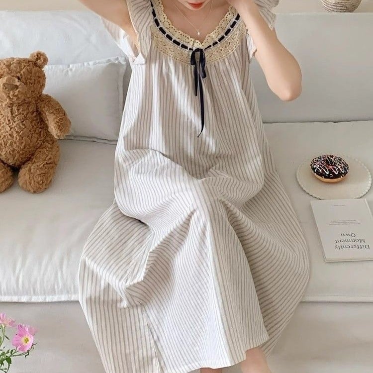 Imitált pamutból készült, ujjatlan, középmagasságú hosszúságú éjszakai ruha – kerek nyakú, egyrészes, vékony anyag, 90–95% poliészter, nyári viselet tiniknek