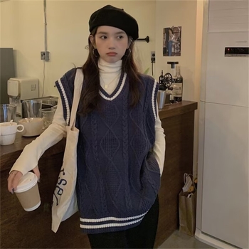 Női kötött mellény V-nyakú kivágással, színblokkolt mintával és kábelkötés részletekkel, poliészter anyag, őszi 2025