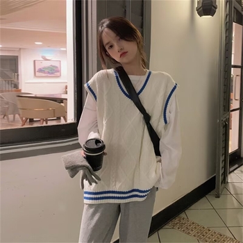 Női kötött mellény V-nyakú kivágással, színblokkolt mintával és kábelkötés részletekkel, poliészter anyag, őszi 2025