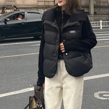 Női pamut kötött mellény lapel típusú gallérral, laza szabású, pamut töltőanyaggal, egygombos záródással, ősz–télre