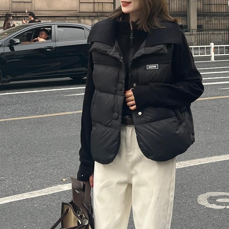 Női pamut kötött mellény lapel típusú gallérral, laza szabású, pamut töltőanyaggal, egygombos záródással, ősz–télre