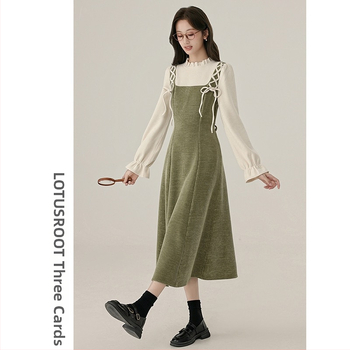 Есенно-зимна рокля за кърмене с кръгло деколте, дълги ръкави, русалски силует и достъп за кърмене