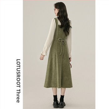 Есенно-зимна рокля за кърмене с кръгло деколте, дълги ръкави, русалски силует и достъп за кърмене