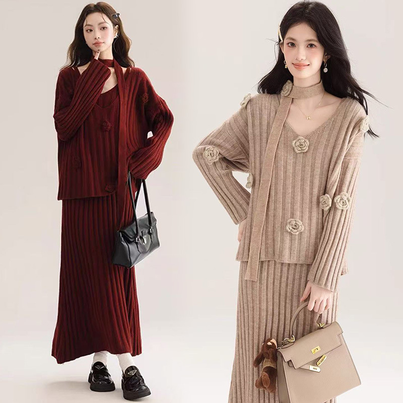 Майчин комплект: плетен топ с 3D цветя и рокля с презрамки до средна дължина за кърмене – есенно-зимен, памук 70–80%