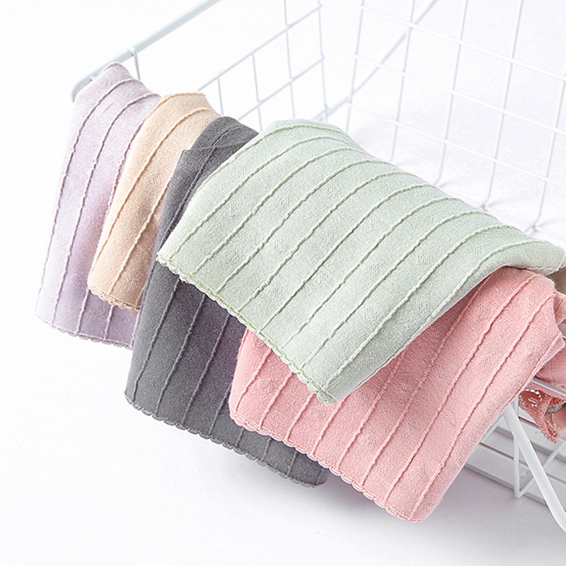 Ženske pamučne gaćice s srednje visokim strukom, prozračne, podizanje bokova, pleteni materijal; glavni materijal 95% pamuk, podstava 100% pamuk