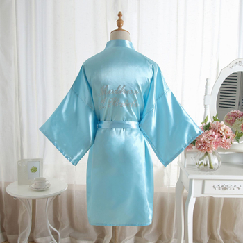 Nuotakos satino chalatas su rhinestones, be apykaklės, ultra plonas audinys (61-80 g/m²), 100% poliesteris