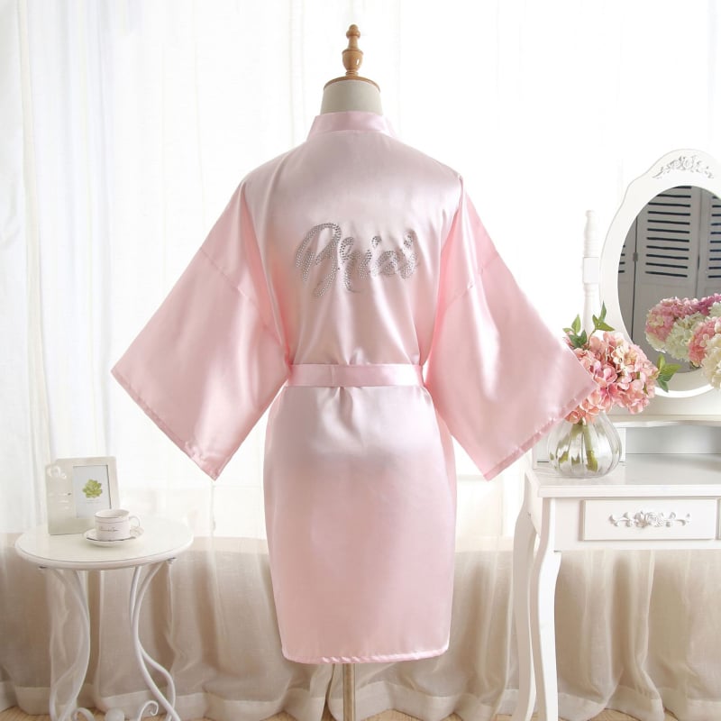 Nuotakos satino chalatas su rhinestones, be apykaklės, ultra plonas audinys (61-80 g/m²), 100% poliesteris