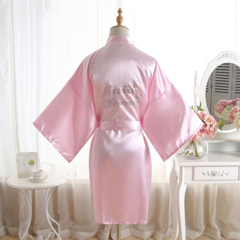 Nuotakos satino chalatas su rhinestones, be apykaklės, ultra plonas audinys (61-80 g/m²), 100% poliesteris