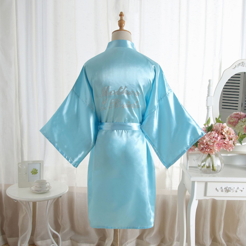 Nuotakos satino chalatas su rhinestones, be apykaklės, ultra plonas audinys (61-80 g/m²), 100% poliesteris