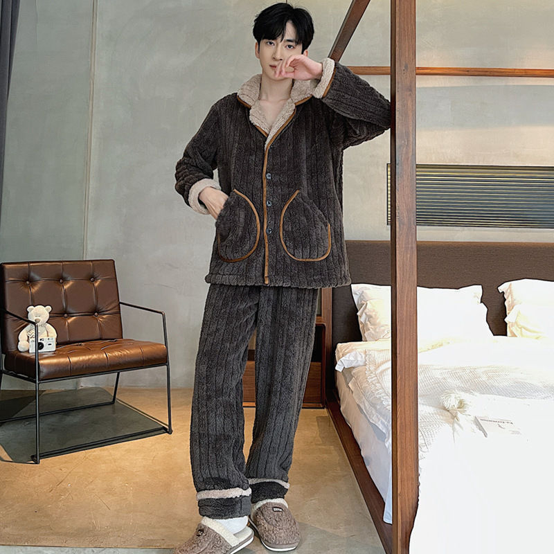 Muški pijama set od Shu Velvet, debeli materijal, rever ovratnik, dugi rukavi i hlače