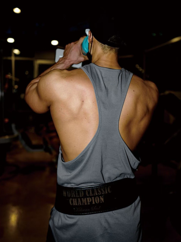 Vyrų be rankovių sportinė liemenė, laisvas kirpimas, kvėpuojanti, greitai džiūstantis poliesteris, I formos siuvinėjimas