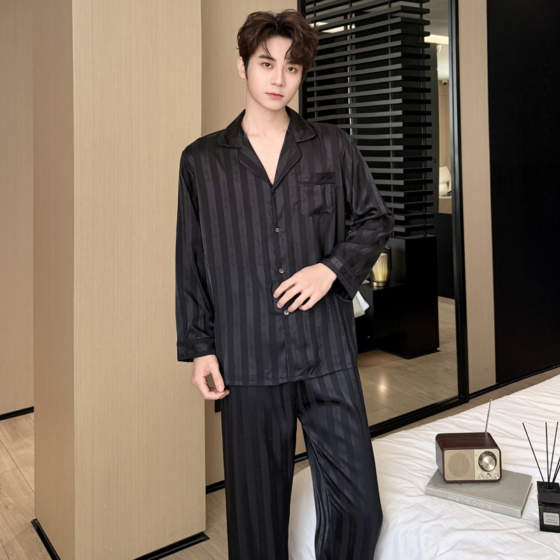 Férfi jégselyem pizsamaszett csíkos mintázattal, hosszú ujjú kardigán galléval és nadrággal, egész évben viselhető