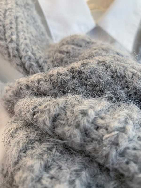 Ženski vest s V-izrezom, pleteni chenille materijal, proljeće 2025, stil Royal Sister