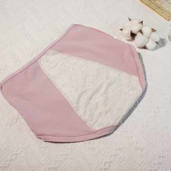 Pamučne donje gaćice za mjesečnicu s malim cvjetnim uzorkom, srednje visine struka, zaštita od curenja.