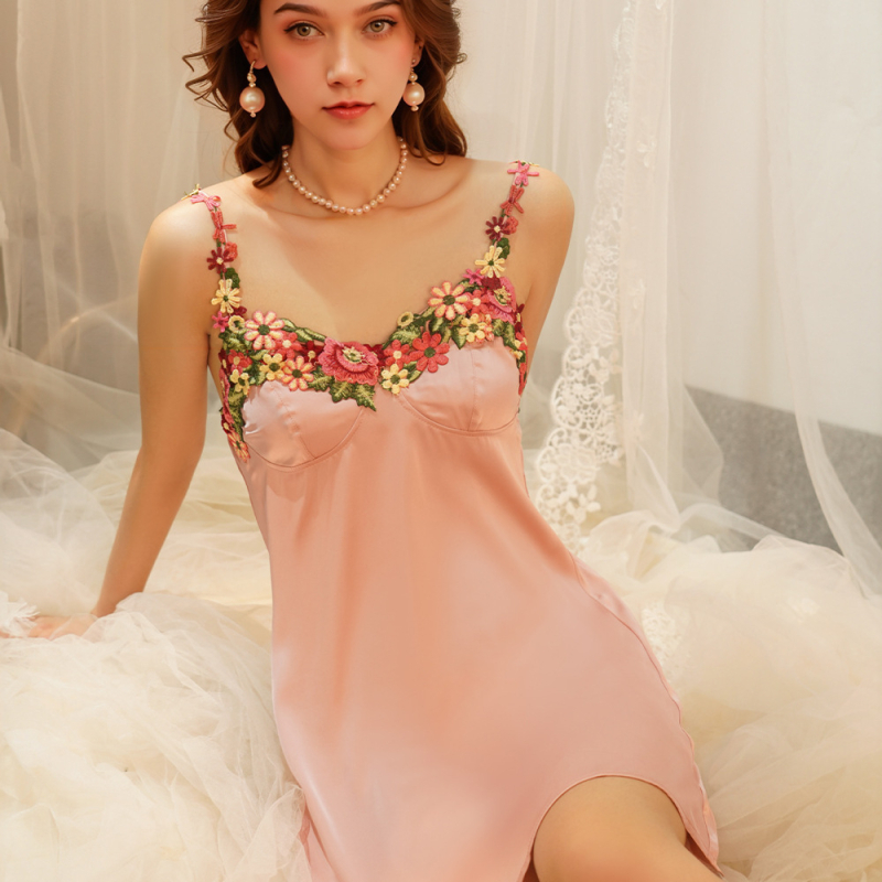 Satenska noćna haljina s trakama – tanko tkanina 101–120 g/m², 90–95% poliester