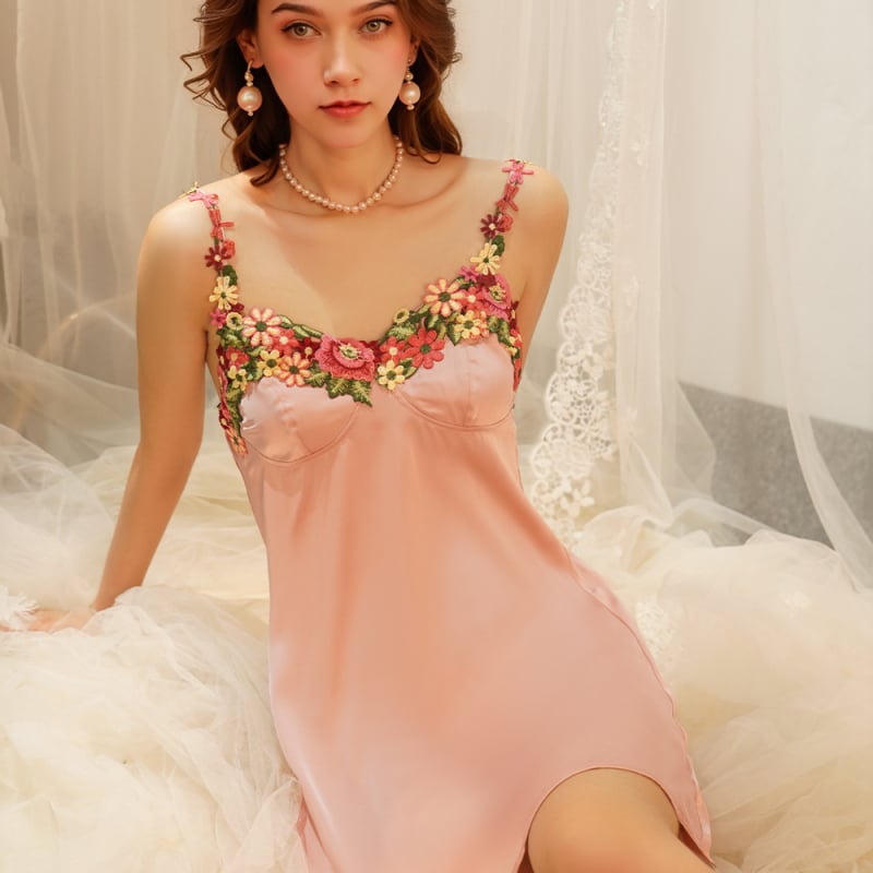 Satenska noćna haljina s trakama – tanko tkanina 101–120 g/m², 90–95% poliester