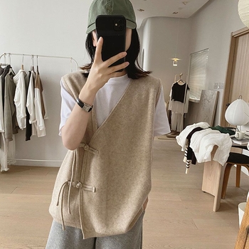 Gilet s polo ovratnikom, chenille tkanina, elastan ispod 30%, jednoredno kopčanje na jednoj liniji, proljeće 2025