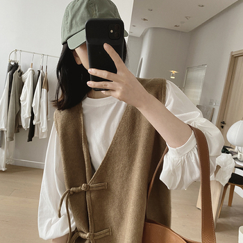 Gilet s polo ovratnikom, chenille tkanina, elastan ispod 30%, jednoredno kopčanje na jednoj liniji, proljeće 2025