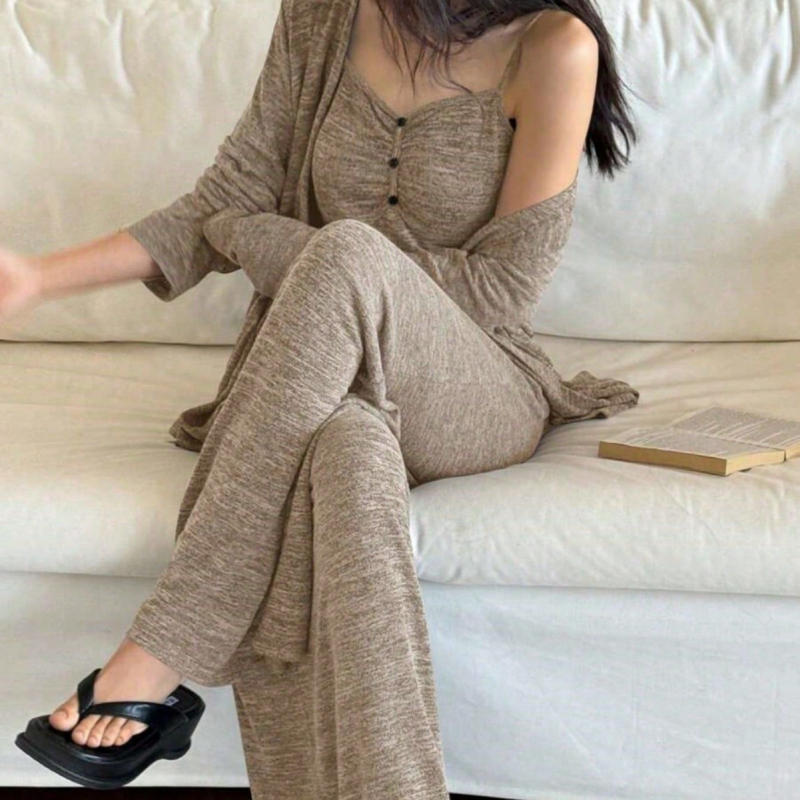 Set de pijama feminin, 3 piese — poliester, fără guler, mâneci lungi, țesătură groasă (201–250 g/m²), lejer, respirabil, pentru acasă și poate fi purtat și afară