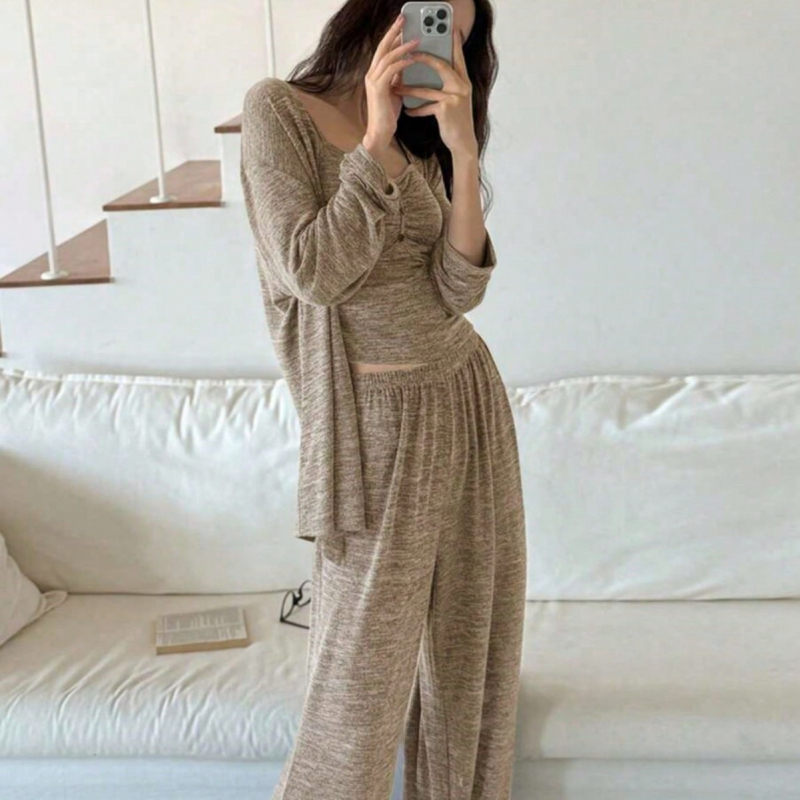 Set de pijama feminin, 3 piese — poliester, fără guler, mâneci lungi, țesătură groasă (201–250 g/m²), lejer, respirabil, pentru acasă și poate fi purtat și afară