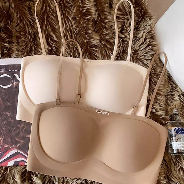 Sutien din bumbac, cupă 3/4, fără bretele, închidere la spate cu patru rânduri de carlige, cupă modelată cu partea superioară subțire și partea inferioară mai lată